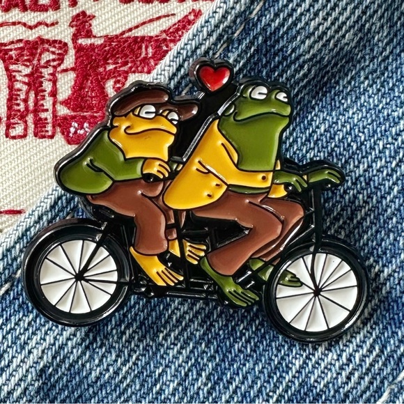 Frog and Toad Enamel Pin - The Lovers - Picture 3 of 5